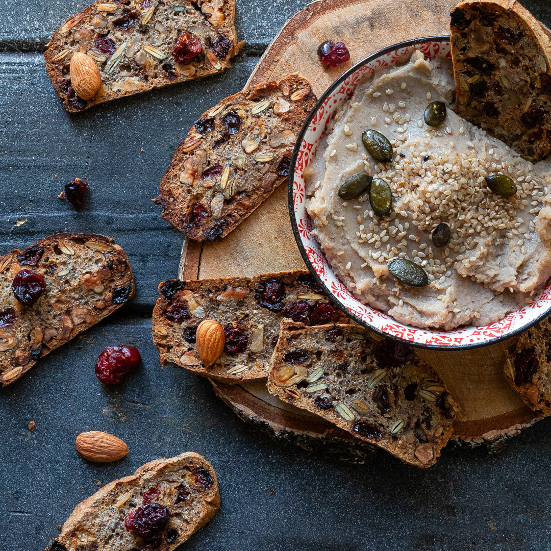 Immagine: Crema di castagne e crackers facili alla farina integrale, semi e frutti rossi