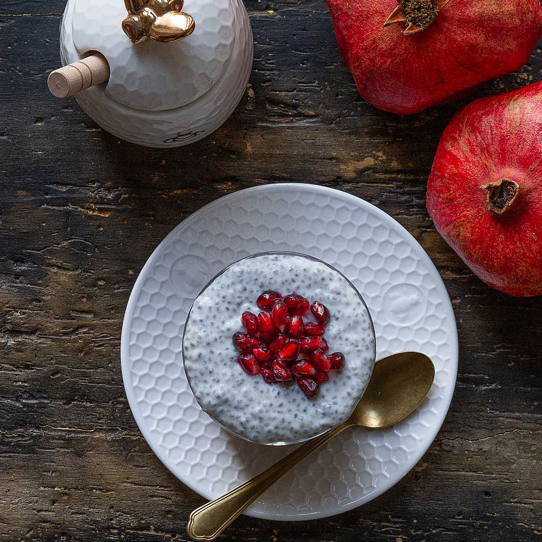 Immagine: Chia pudding con latte di mandorla e melograno